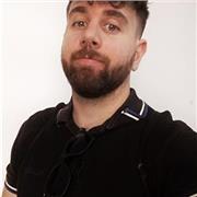 Graduado en la carrera de bellas artes con amplios conocimientos de dibujo y pintura